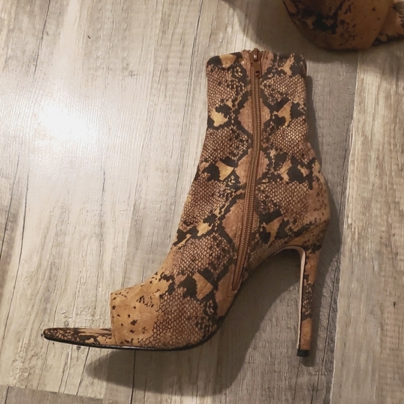 LEMON DROP BY PRIVILEGED  SNAKESKIN PRINT FABRIC STILETTO PEEP TOE BOOTS SZ 8 - Picture 4 of 15